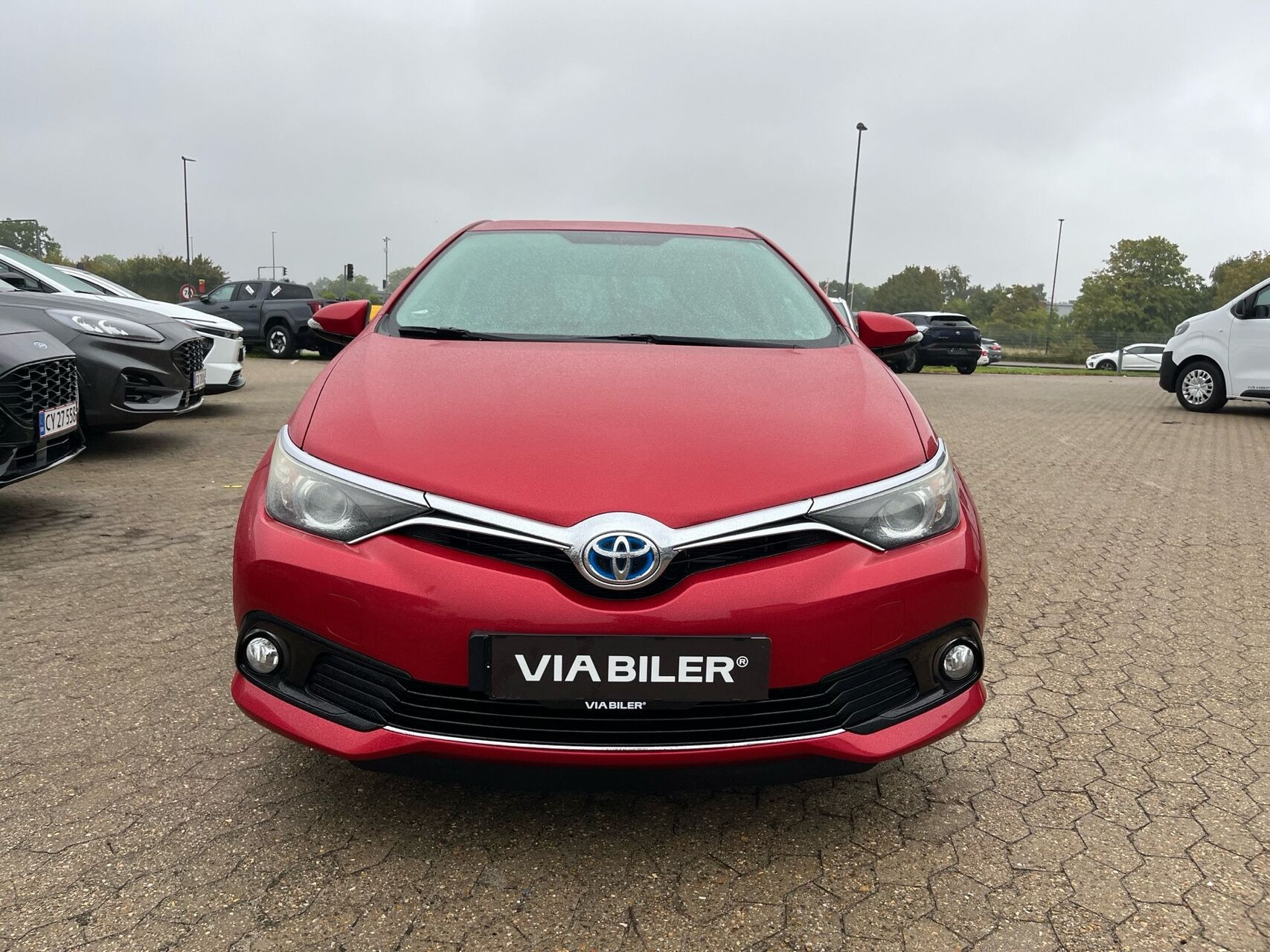 Rød Toyota Auris fra 2016