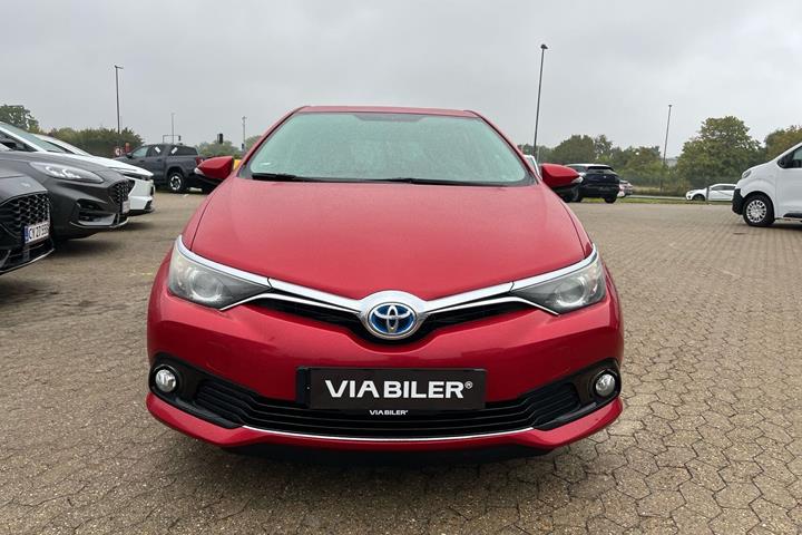 Rød Toyota Auris fra 2016