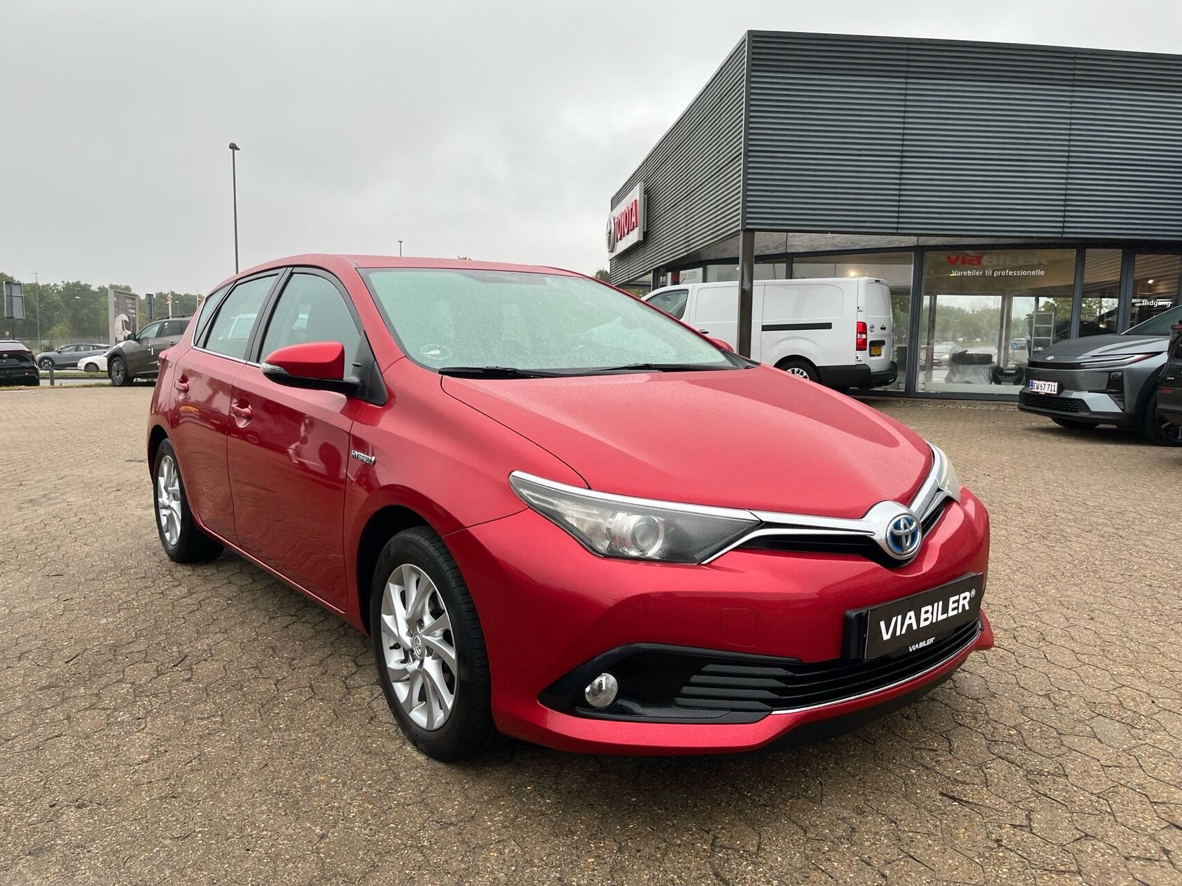 Rød Toyota Auris fra 2016