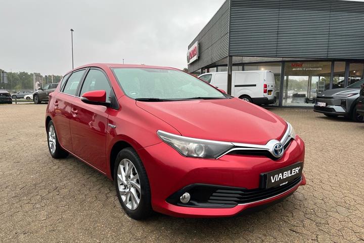Rød Toyota Auris fra 2016