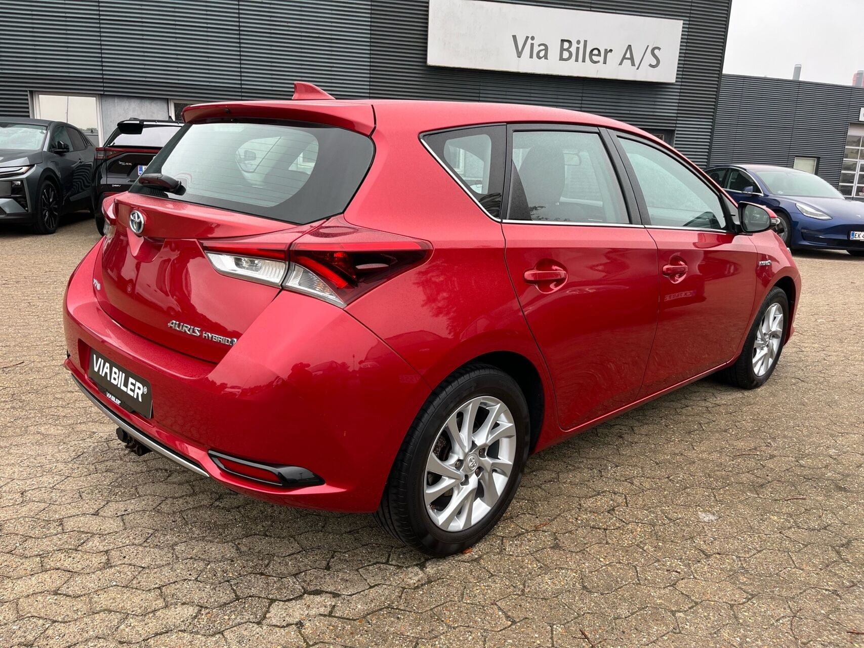 Rød Toyota Auris fra 2016