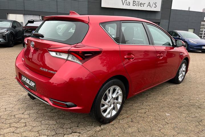 Rød Toyota Auris fra 2016