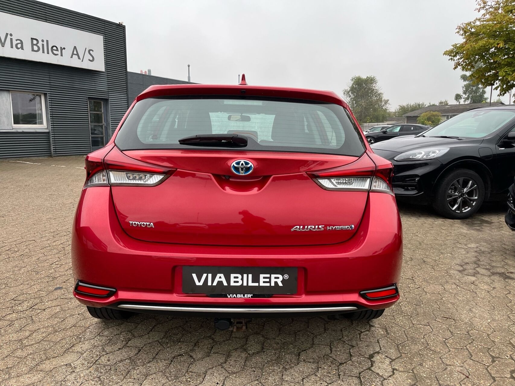 Rød Toyota Auris fra 2016