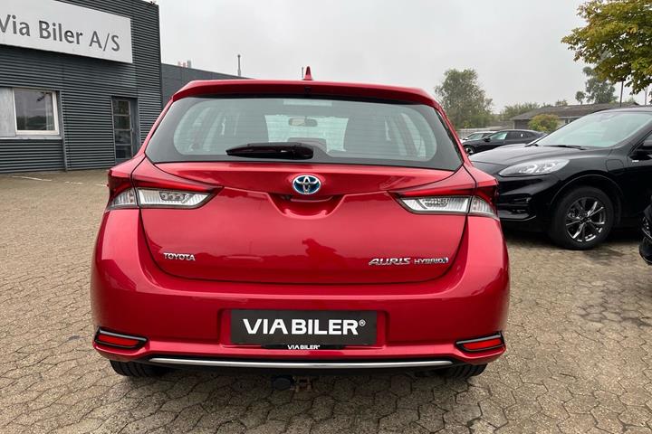 Rød Toyota Auris fra 2016