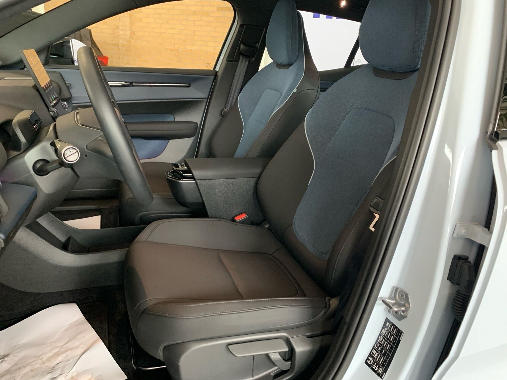 Hvid Volvo EX30 fra 2025