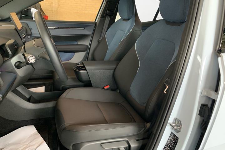 Hvid Volvo EX30 fra 2025
