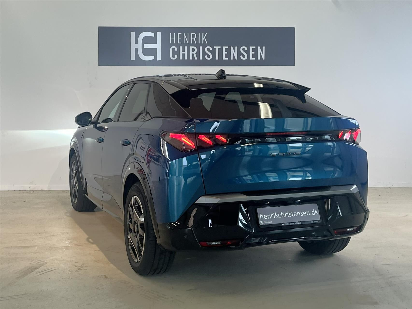 Blå Peugeot e-3008 fra 2025