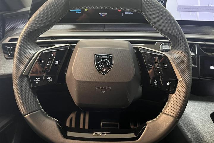 Blå Peugeot e-3008 fra 2025