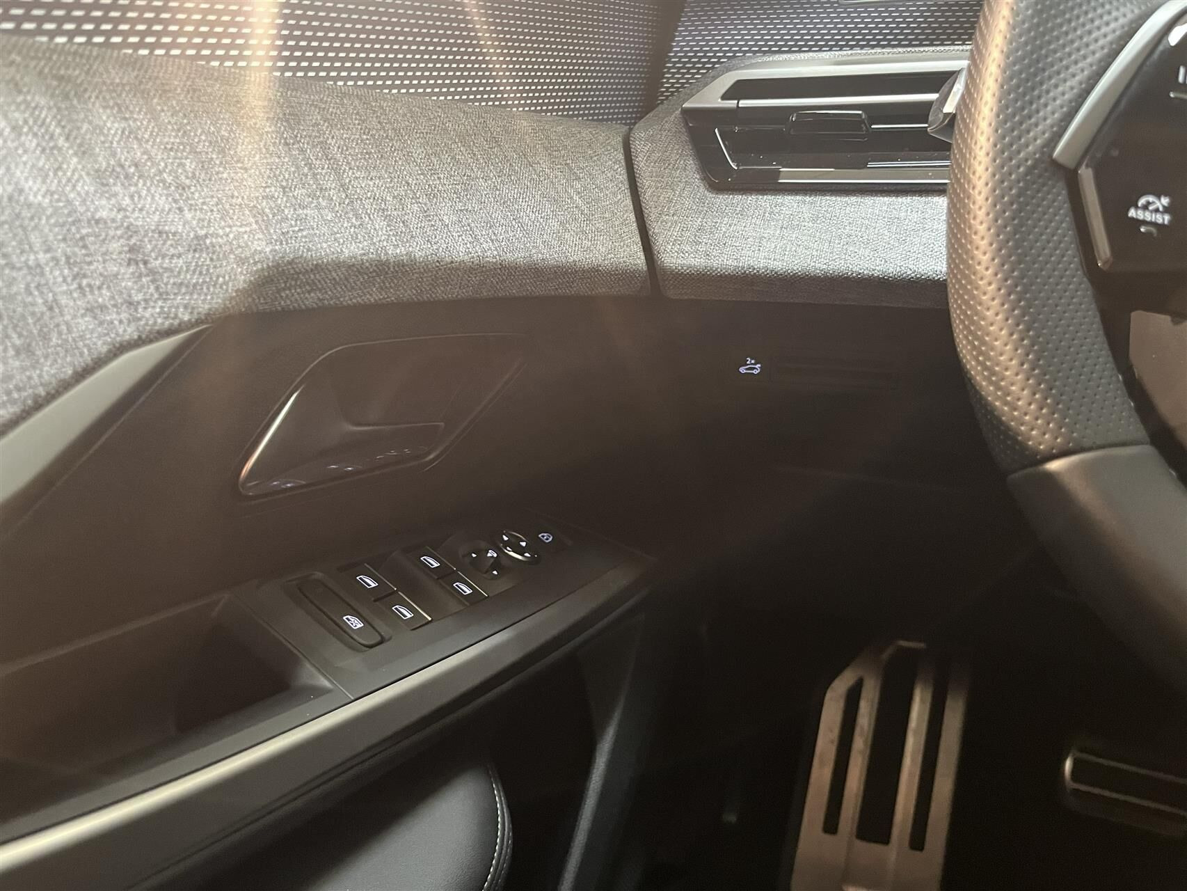 Blå Peugeot e-3008 fra 2025