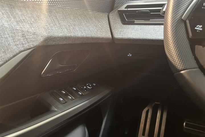 Blå Peugeot e-3008 fra 2025