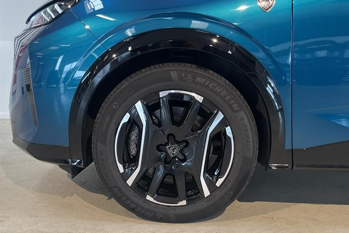 Blå Peugeot e-3008 fra 2025