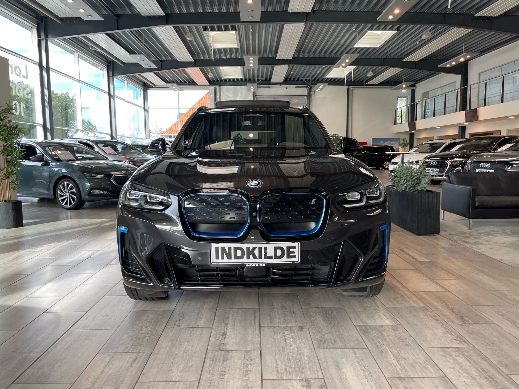 Grå BMW iX3 fra 2023
