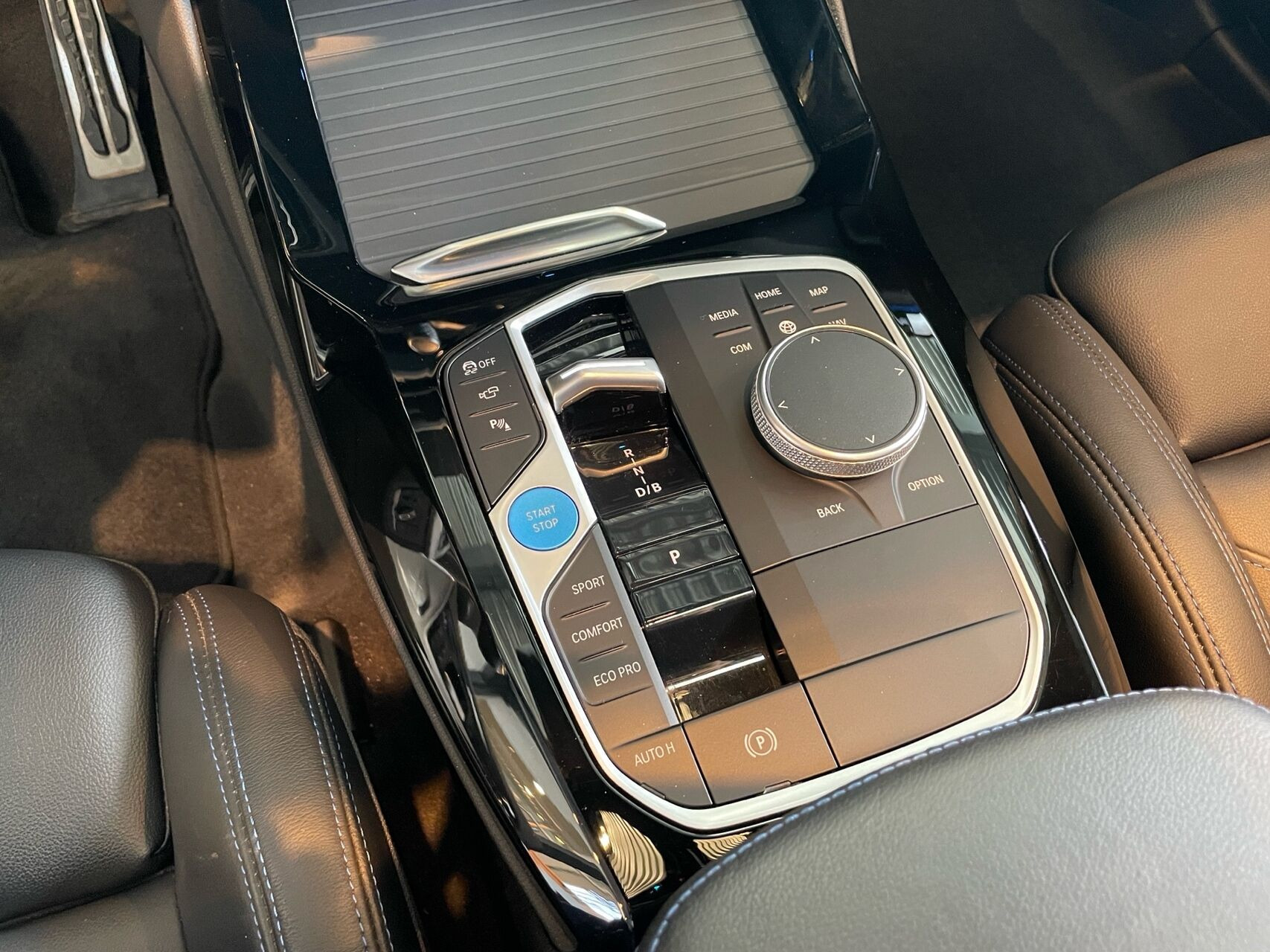 Grå BMW iX3 fra 2023