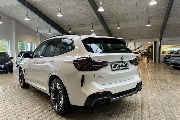 Hvid BMW iX3 fra 2023