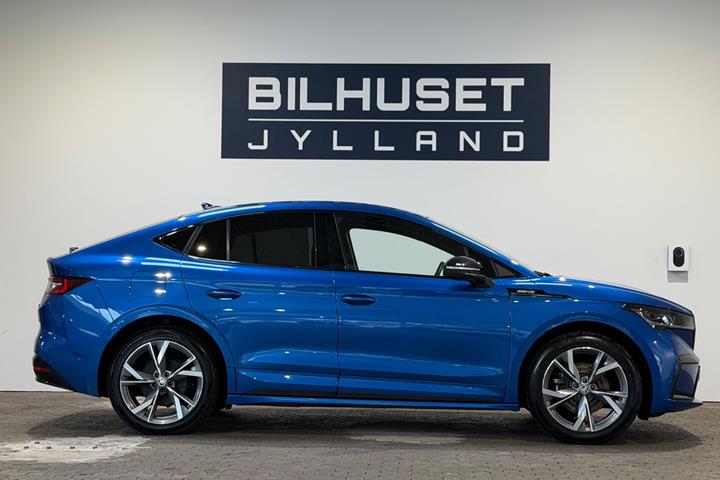 Blå Skoda Enyaq fra 2024