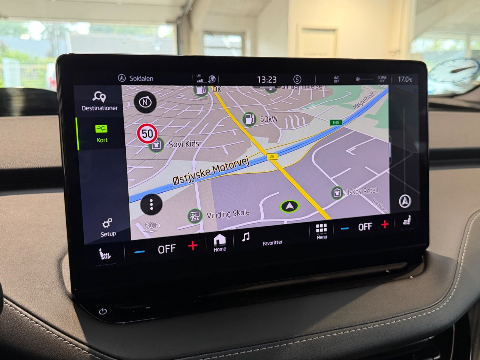 Blå Skoda Enyaq fra 2024