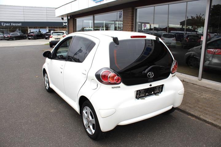 Hvid Toyota Aygo fra 2012