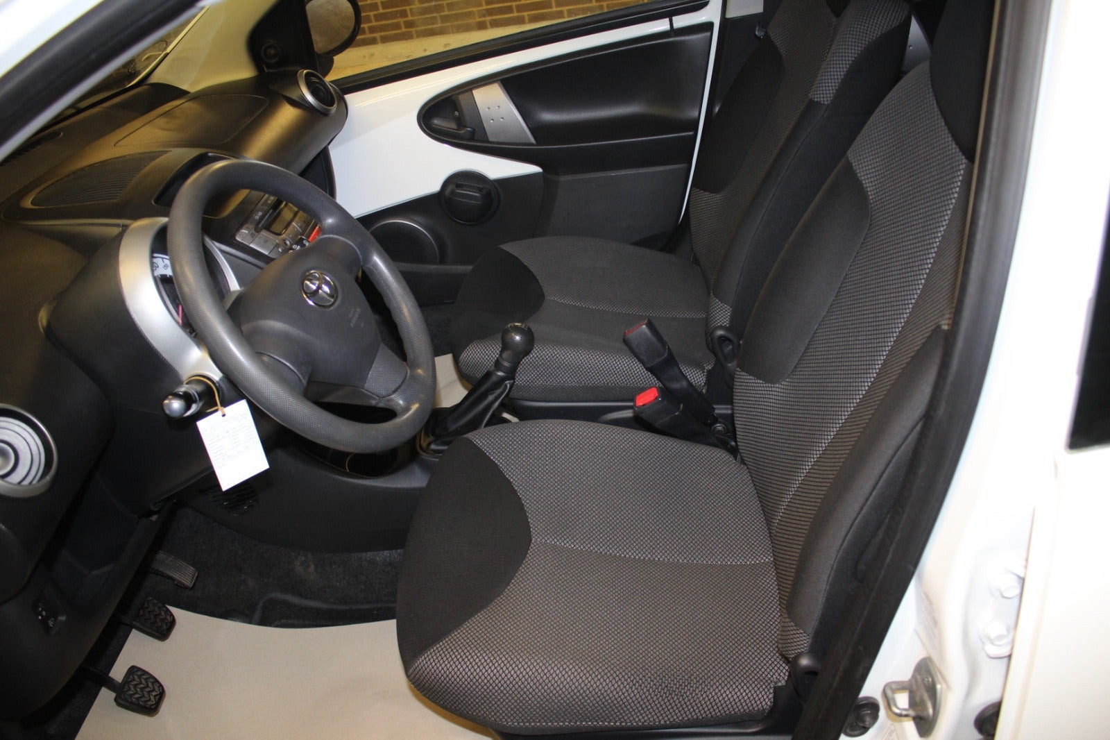 Hvid Toyota Aygo fra 2012