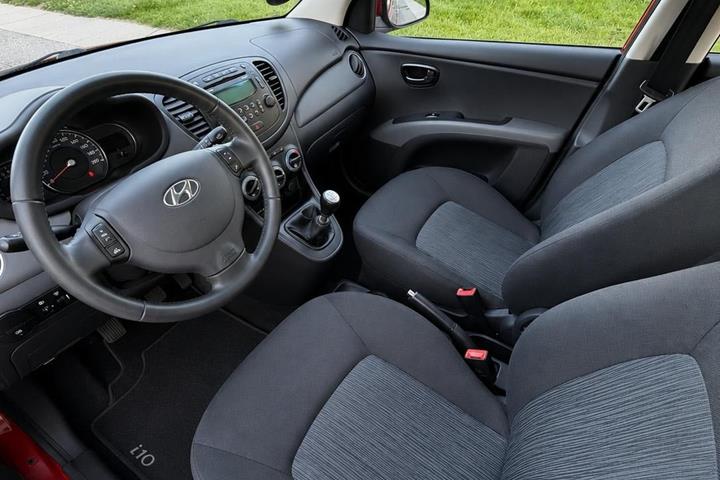 Rød Hyundai i10 fra 2013