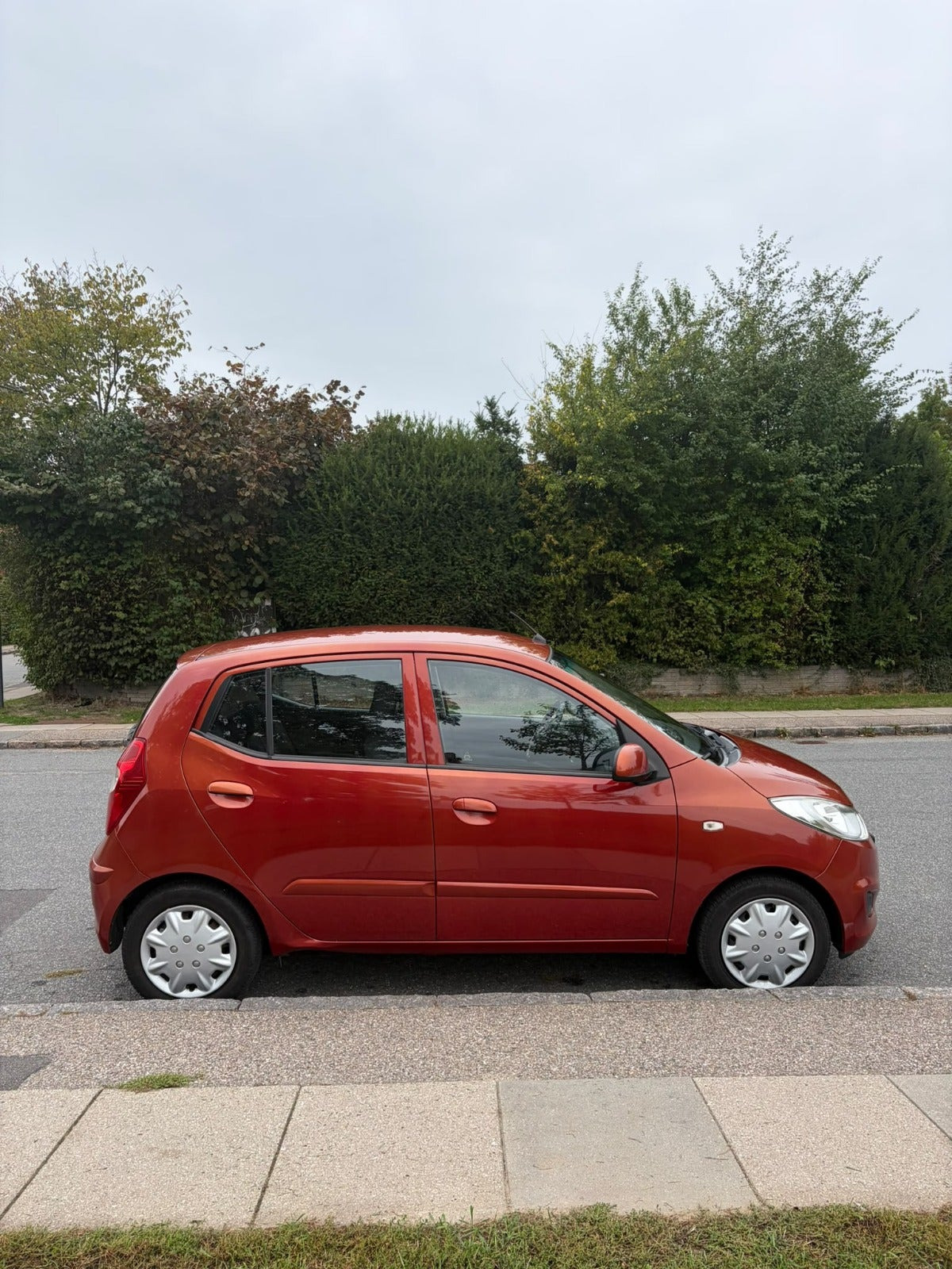 Rød Hyundai i10 fra 2013