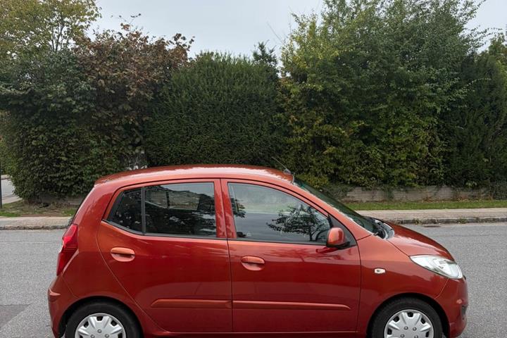 Rød Hyundai i10 fra 2013