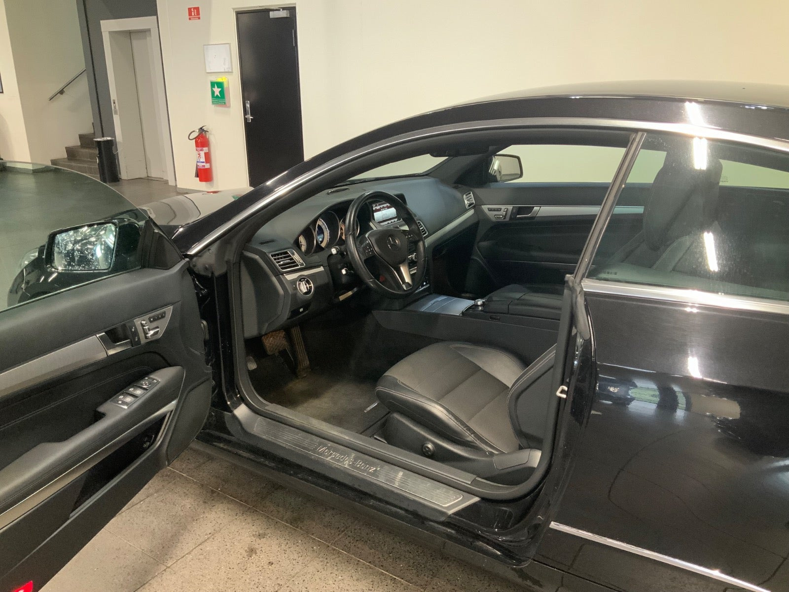 Sort Mercedes E350 fra 2014