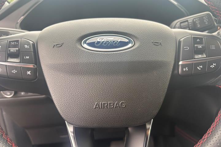 Sort Ford Kuga fra 2023