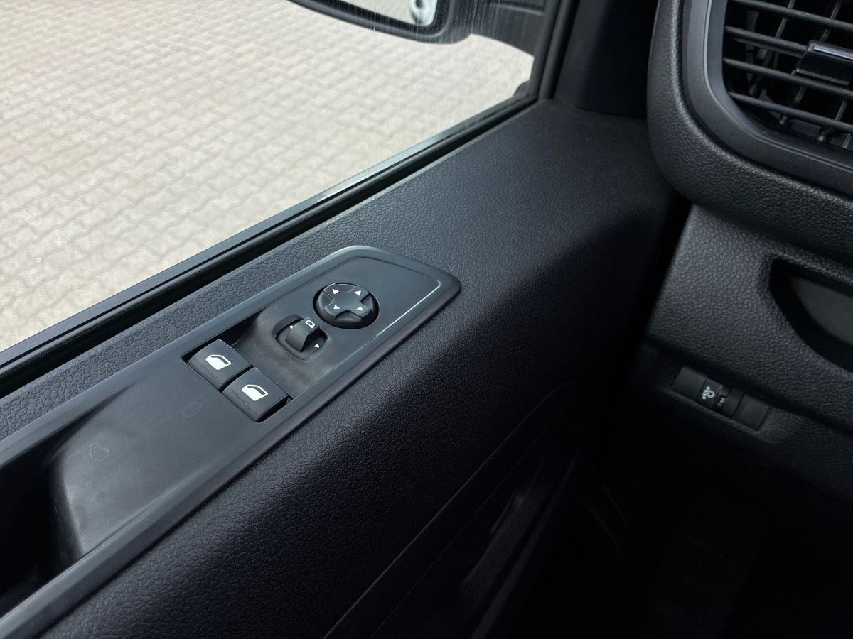 Hvid Peugeot e-Expert fra 2023