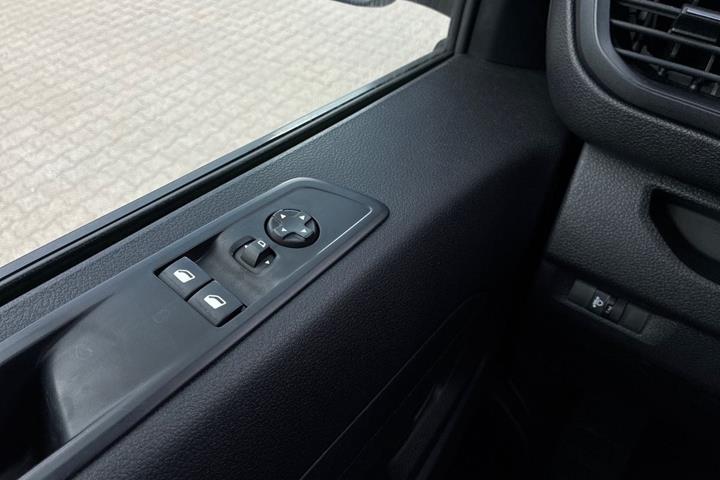 Hvid Peugeot e-Expert fra 2023