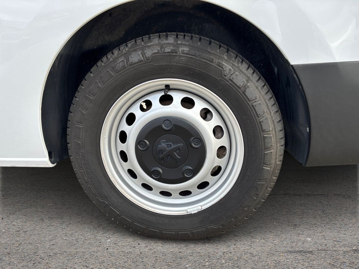 Hvid Peugeot e-Expert fra 2023