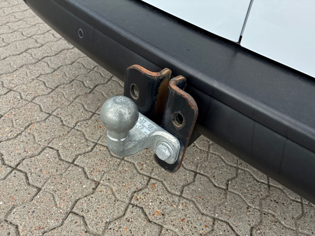 Hvid Peugeot e-Expert fra 2023