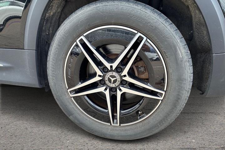 Sort Mercedes EQB350 fra 2023