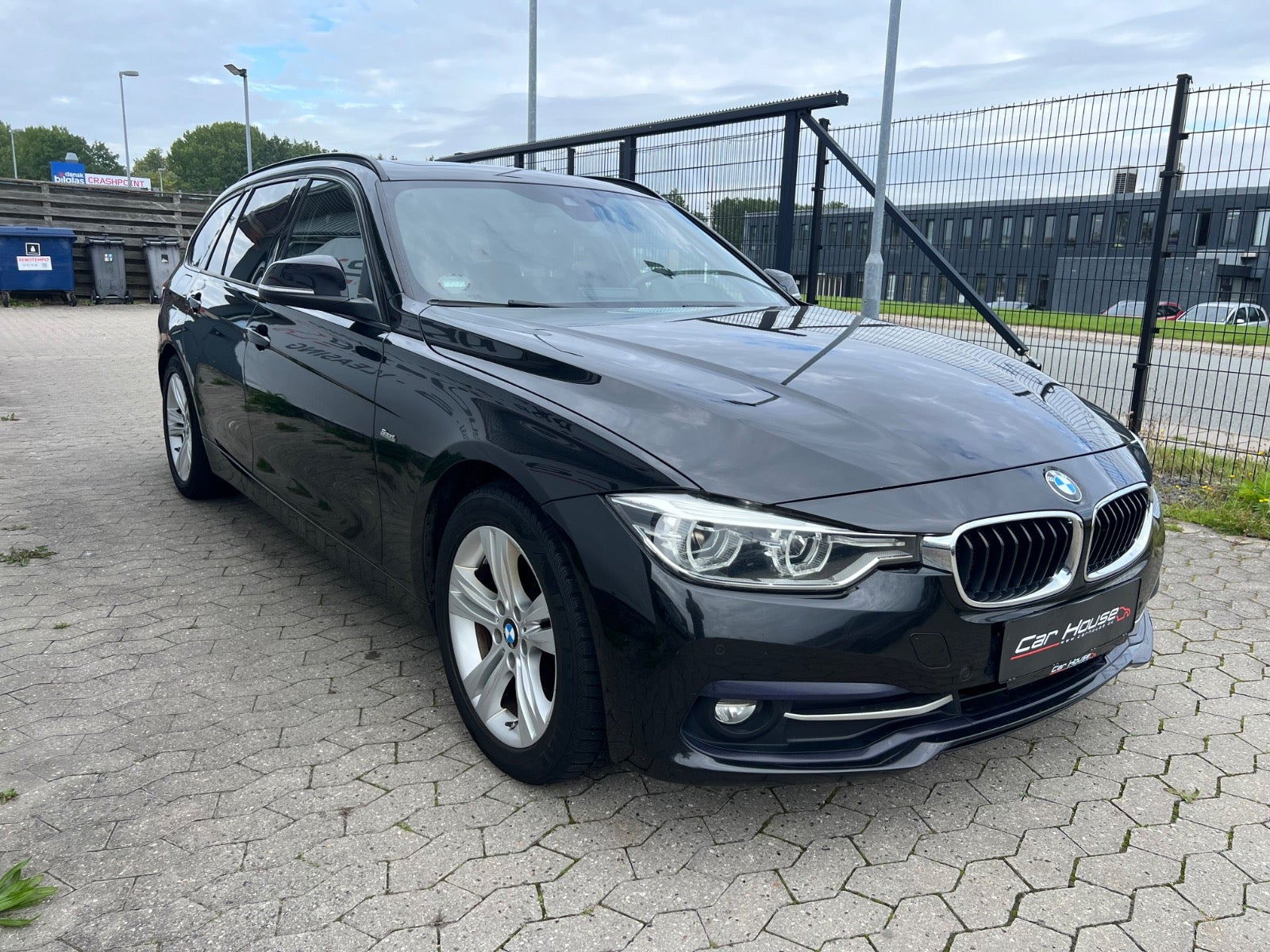 Sort BMW 320d fra 2015