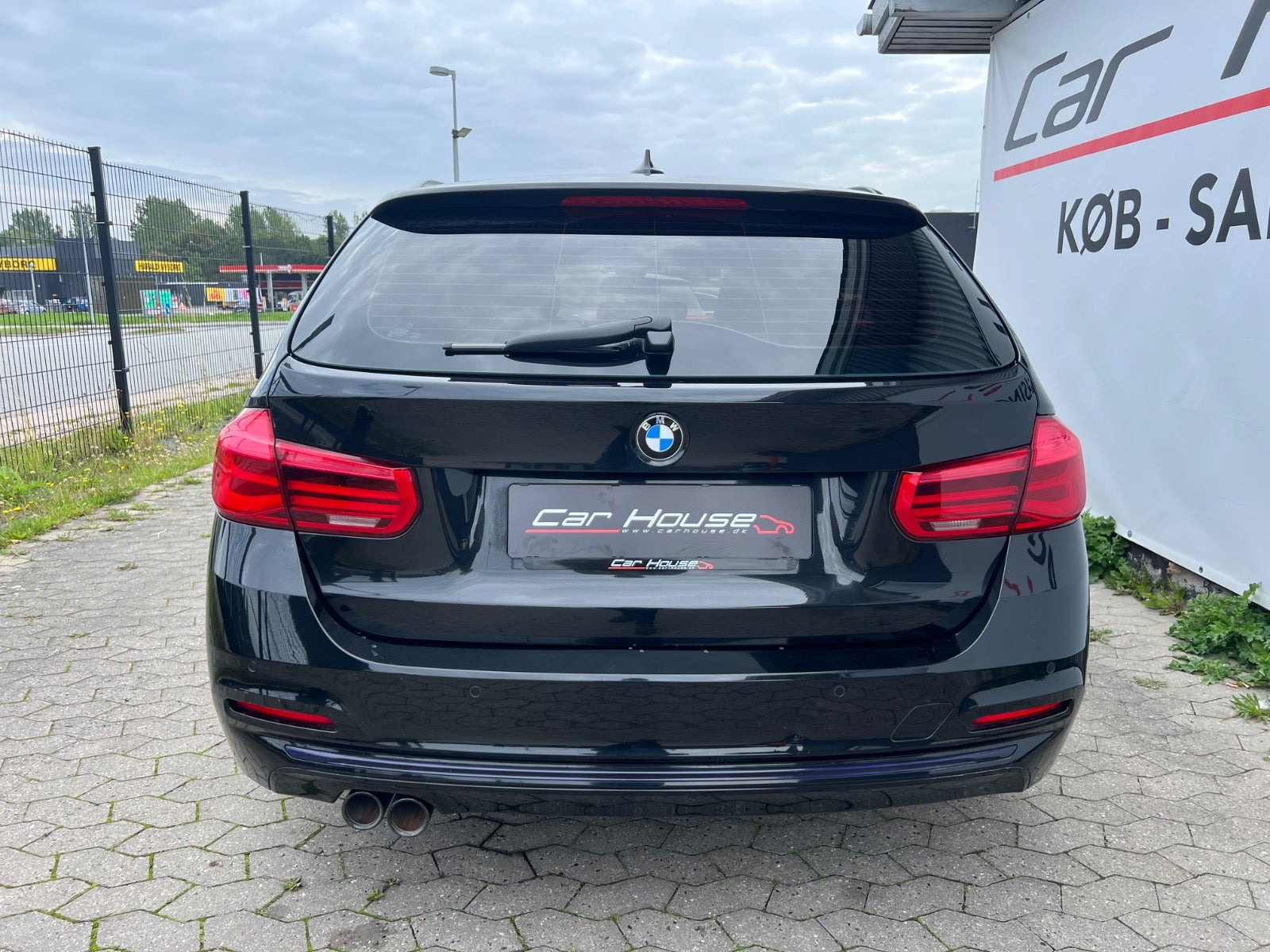 Sort BMW 320d fra 2015