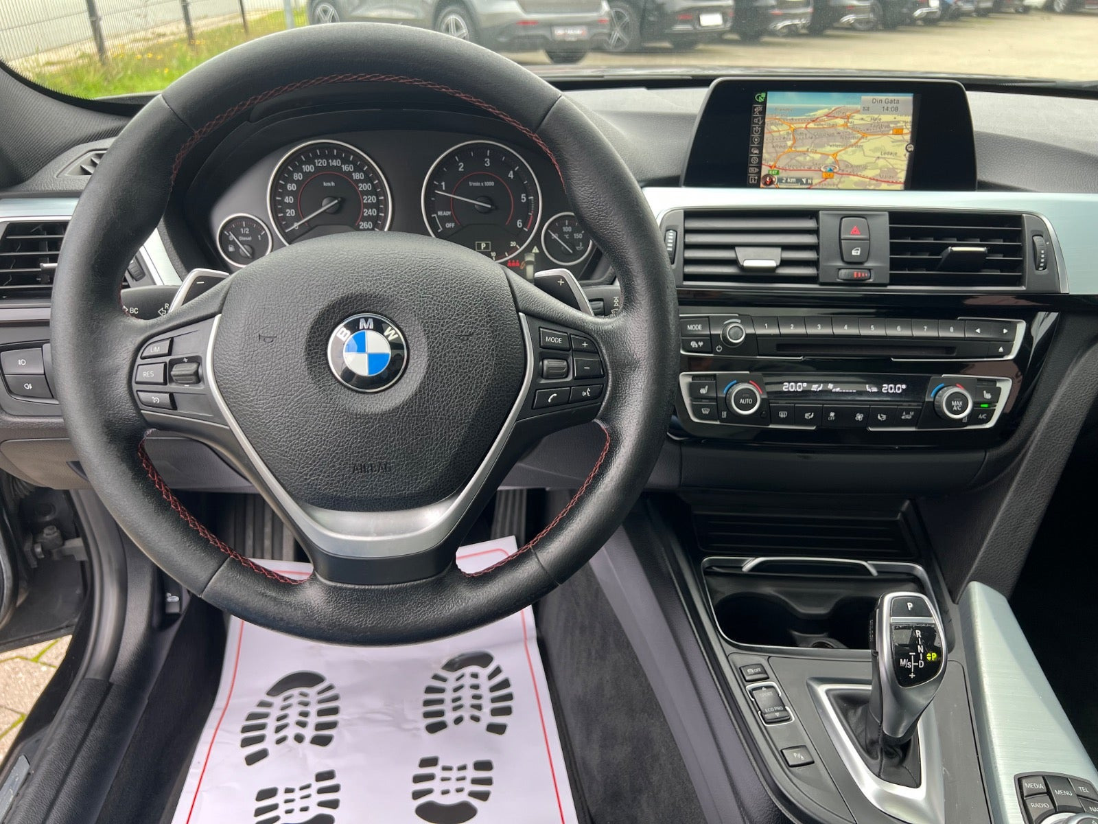 Sort BMW 320d fra 2015