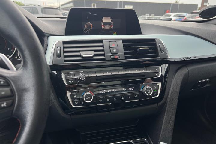 Sort BMW 320d fra 2015