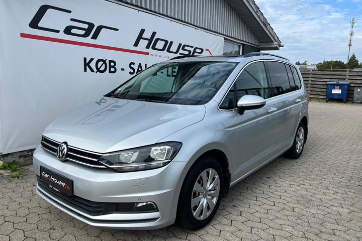 Sølv VW Touran fra 2018