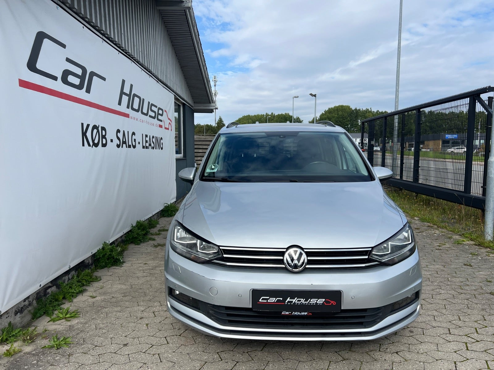 Sølv VW Touran fra 2018