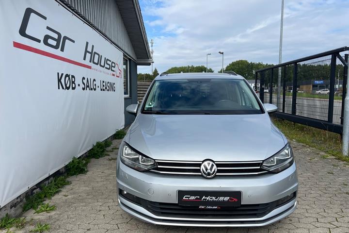 Sølv VW Touran fra 2018