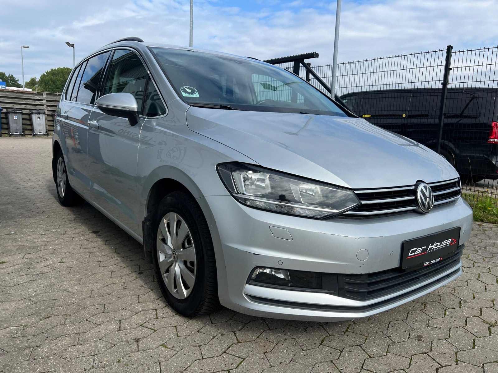 Sølv VW Touran fra 2018