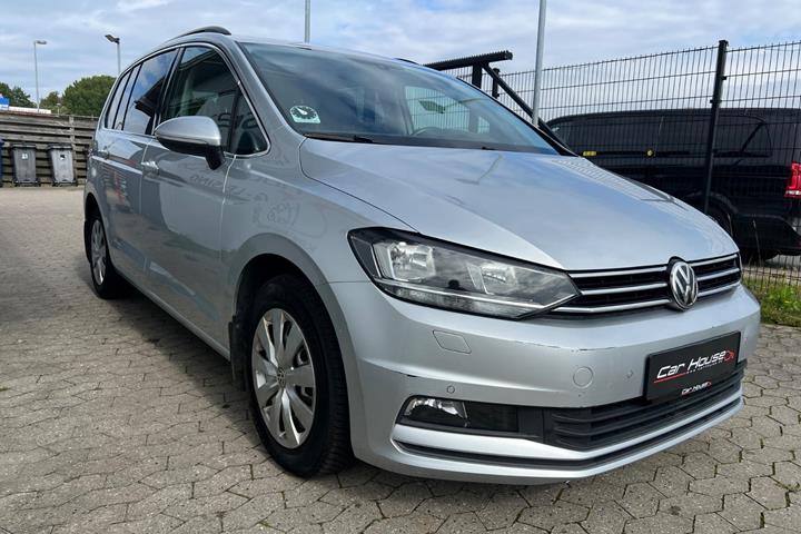 Sølv VW Touran fra 2018