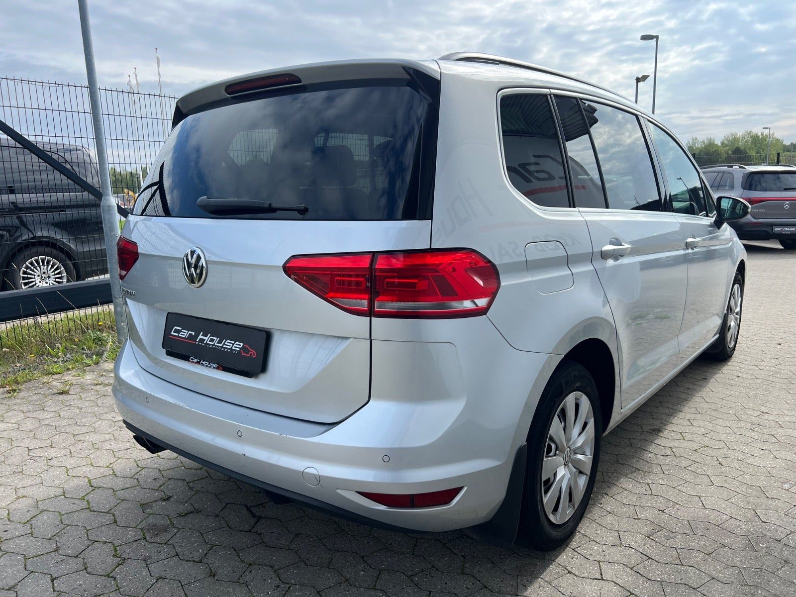 Sølv VW Touran fra 2018