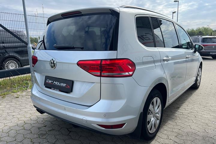 Sølv VW Touran fra 2018