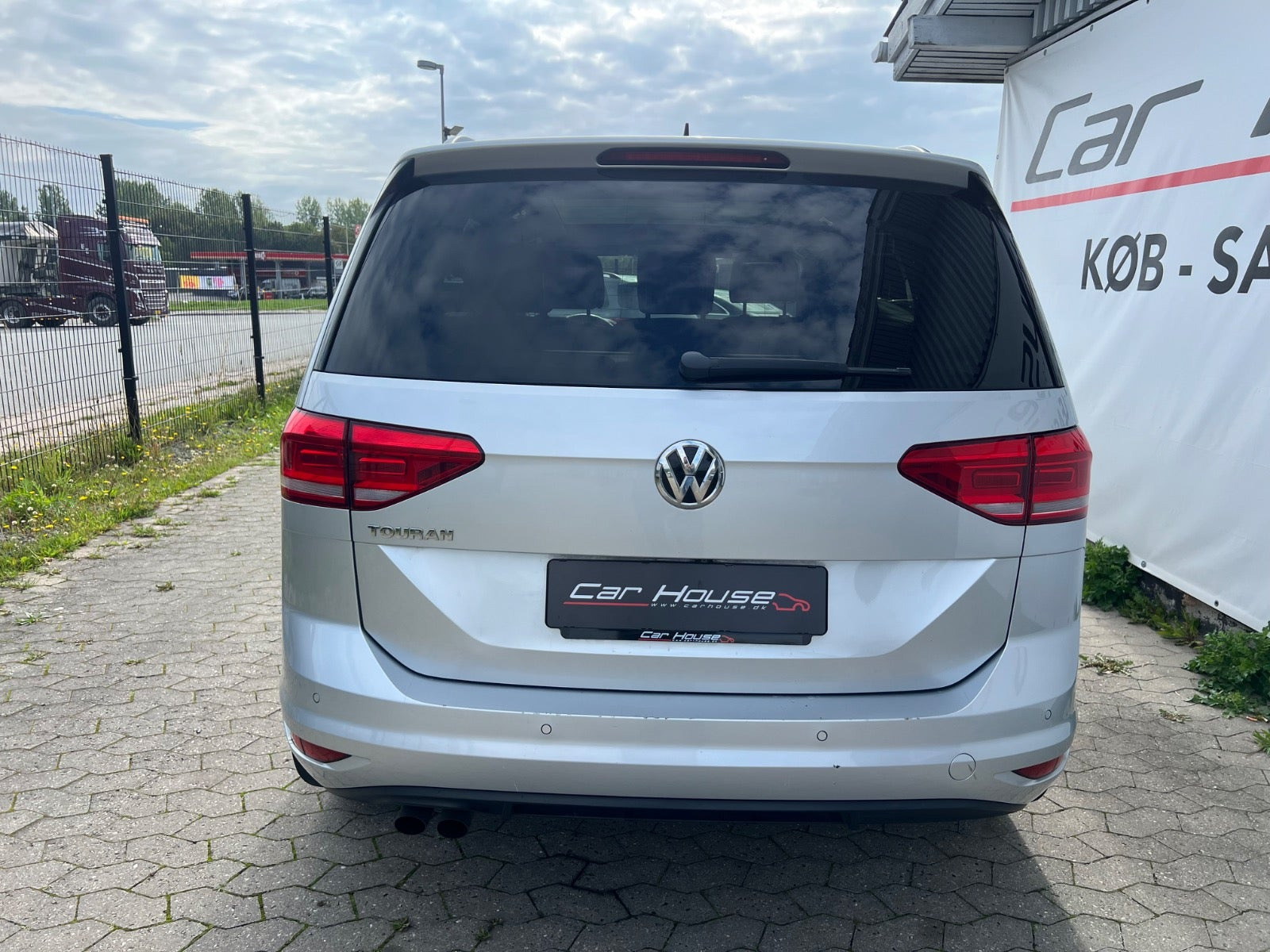 Sølv VW Touran fra 2018