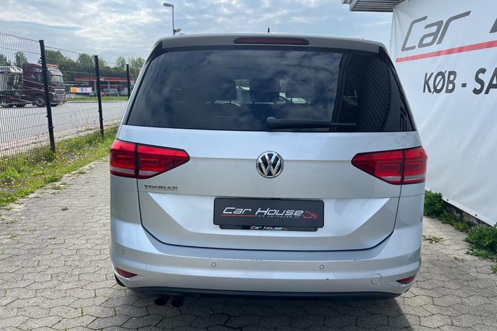Sølv VW Touran fra 2018