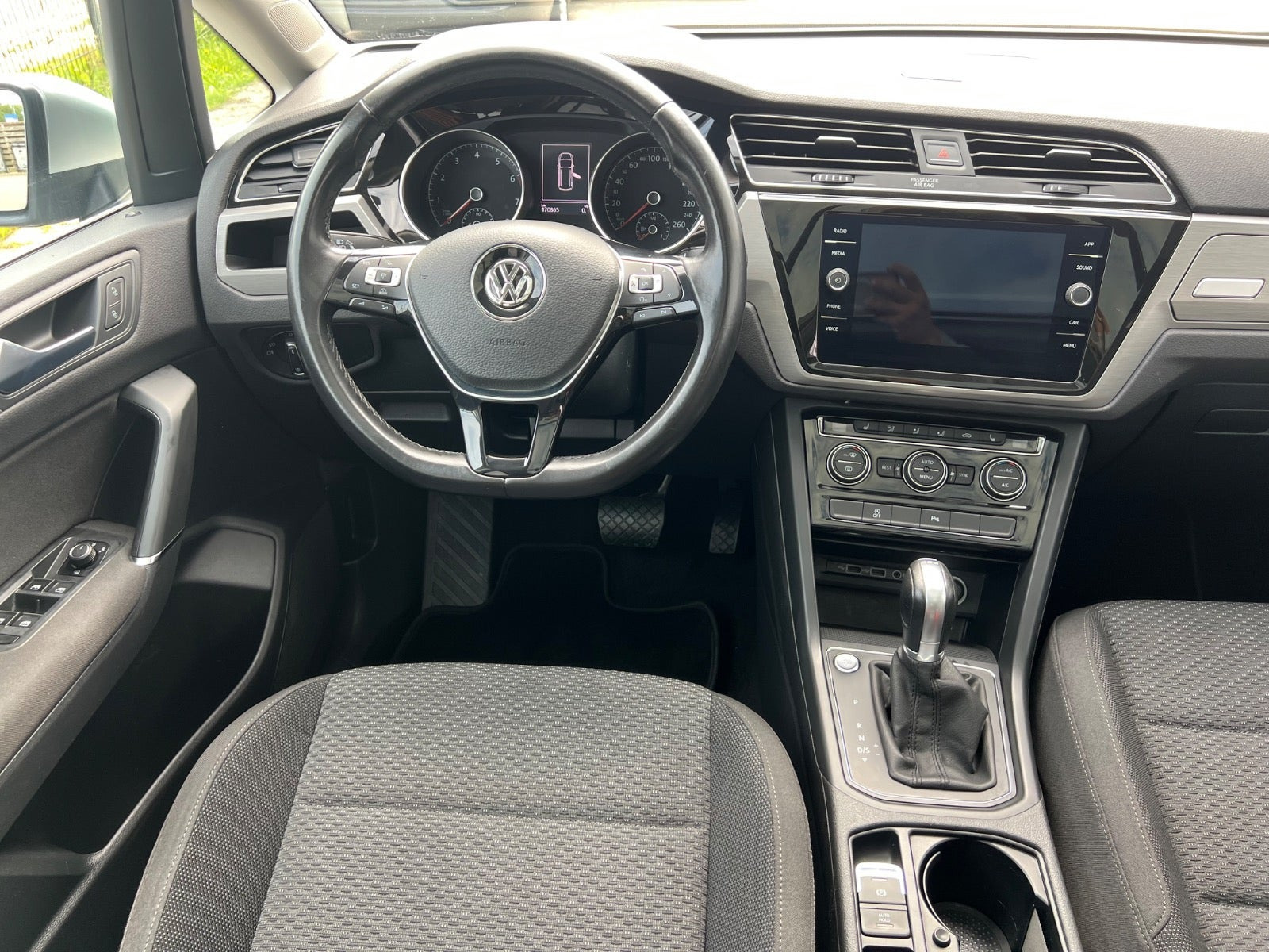 Sølv VW Touran fra 2018