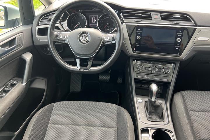Sølv VW Touran fra 2018