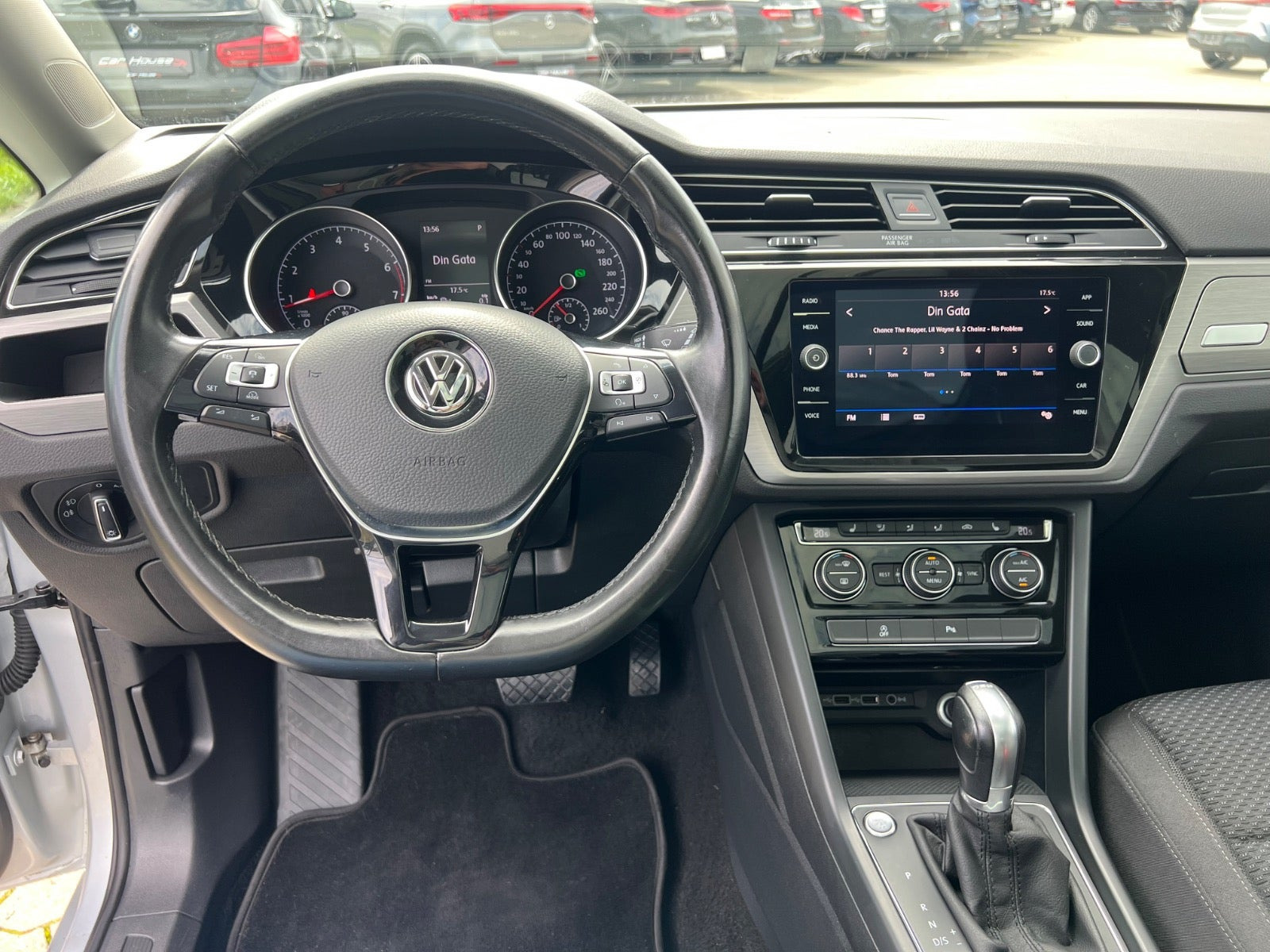 Sølv VW Touran fra 2018