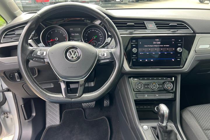 Sølv VW Touran fra 2018