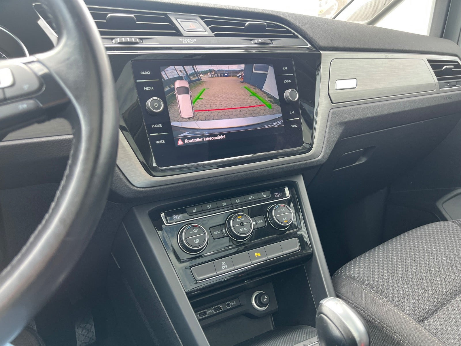 Sølv VW Touran fra 2018